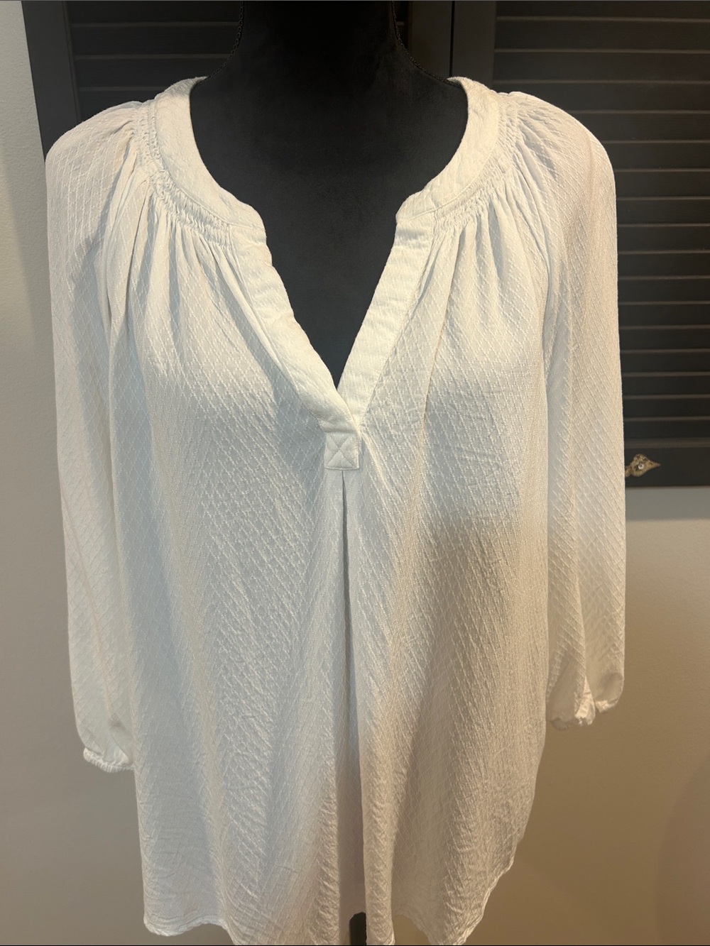 crown & ivy White Textured Split-Neck Tunic